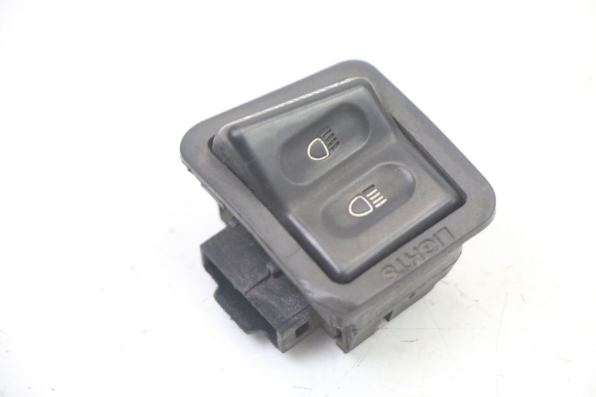 photo de INTERRUPTOR DE FAROL ALTO SYM ORBIT III 3 4T 50 (2018 - 2021) - Detalhe da peça