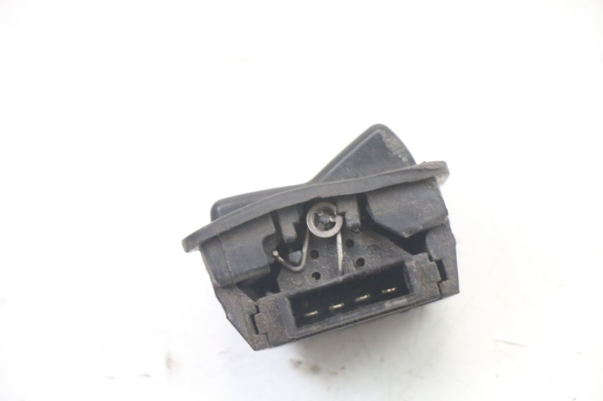photo de INTERRUPTOR DE FAROL ALTO SYM ORBIT III 3 4T 50 (2018 - 2021) - Zoom do estado de desgaste