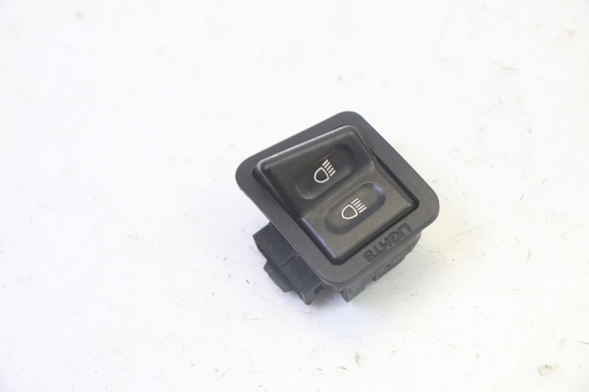 photo de COMANDO FAROL ALTO PEUGEOT TWEET PRO CARGO 50 (2018 - 2022) - Detalhe da peça