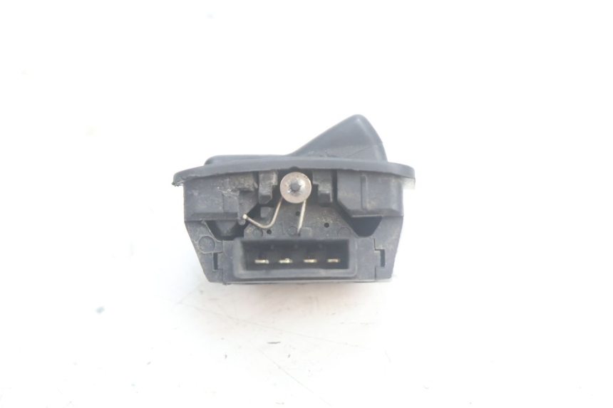photo de INTERRUPTOR DE FAROL ALTO YAMAHA XMAX X-MAX 125 (2006 - 2009) - Zoom do estado de desgaste