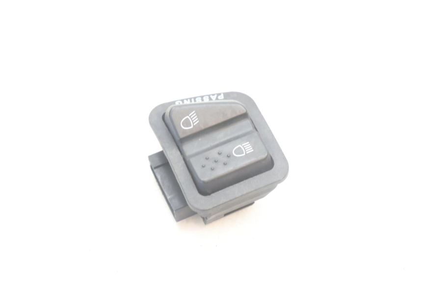 photo de INTERRUPTOR DE FAROL ALTO PIAGGIO X9 AMALFI 180 (2000 - 2003) - Detalhe da peça