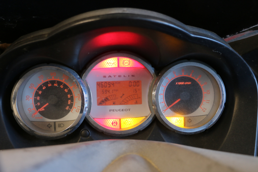 photo de CONTADOR PEUGEOT SATELIS 125 (2006 - 2009) - Zoom do estado de desgaste