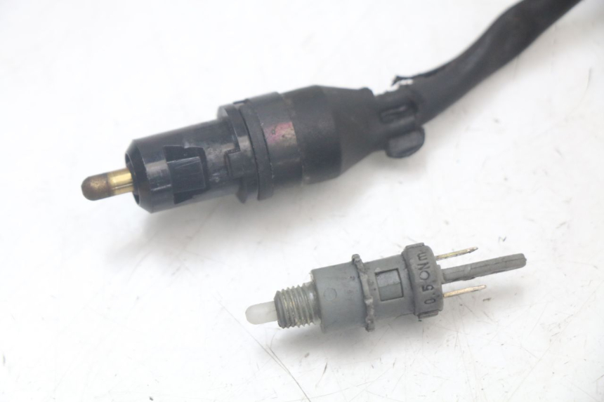 photo de INTERRUPTOR DE LUZ DE FREIO QUADRO 3D S 350 (2013 - 2018) - Zoom do estado de desgaste
