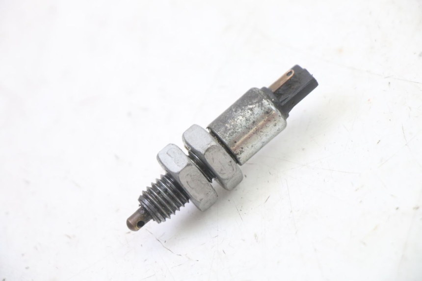 photo de INTERRUPTOR DE LUZ DE FREIO TRASEIRO APRILIA CLASSIC 125 (1995 - 2001) - Detalhe da peça