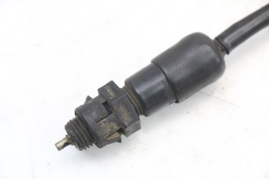 photo de INTERRUPTOR DE LUZ DE FREIO TRASEIRO SUZUKI GSX E 250 (1982 - 1983) - Zoom do estado de desgaste