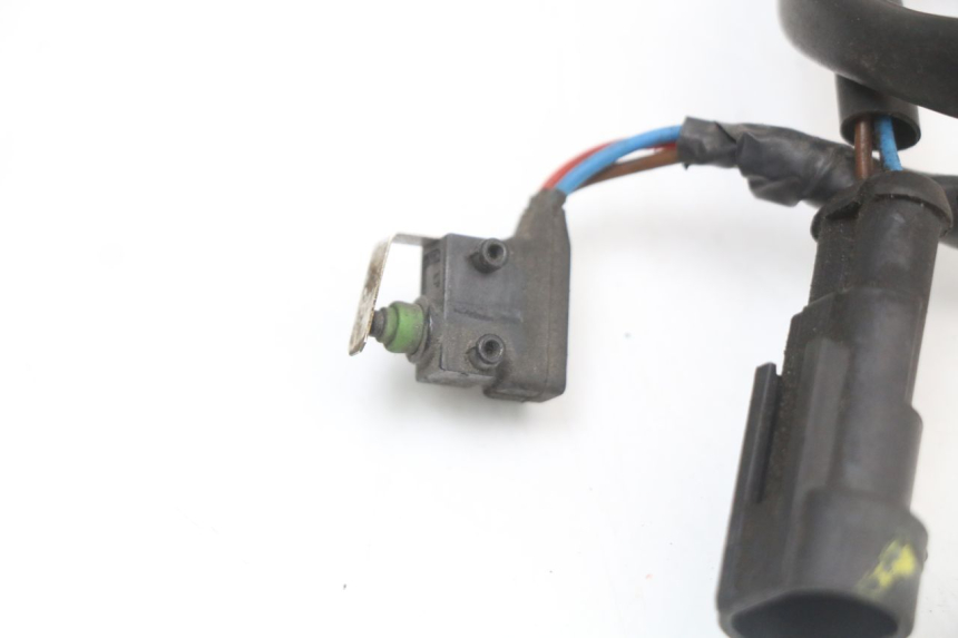 photo de INTERRUPTOR DE LUZ DE FREIO TRASEIRO PIAGGIO MP3 LT 400 (2007 - 2012) - Zoom do estado de desgaste