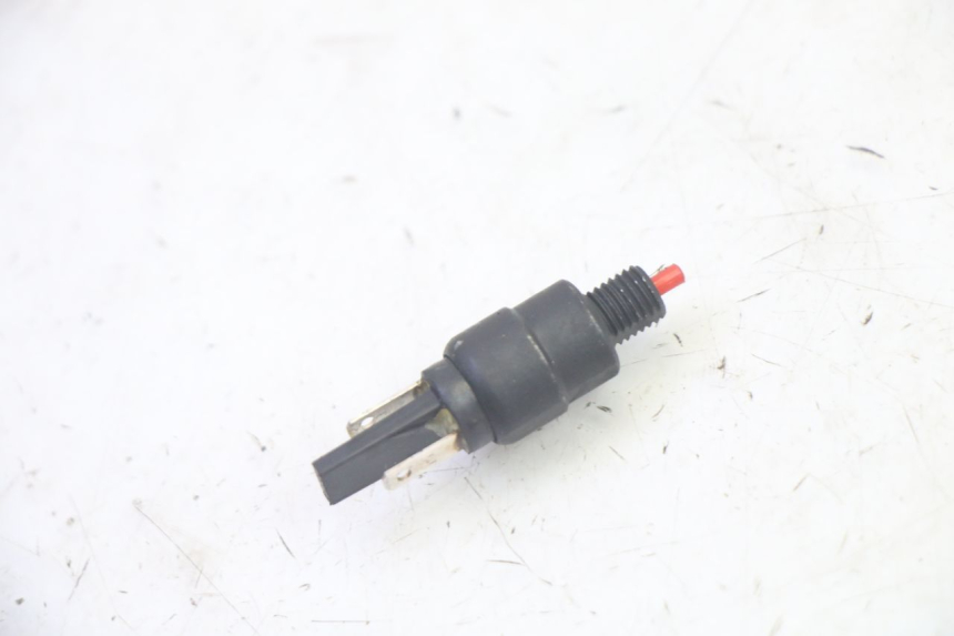 photo de INTERRUPTOR DE LUZ DE FREIO TRASEIRA PIAGGIO MP3 500 (2016 - 2018) - Zoom do estado de desgaste