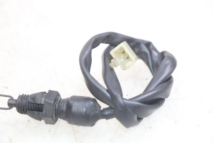 photo de INTERRUPTOR DE LUZ DE FREIO TRASEIRO SUZUKI SV N 650 (1999 - 2002) - Zoom do estado de desgaste