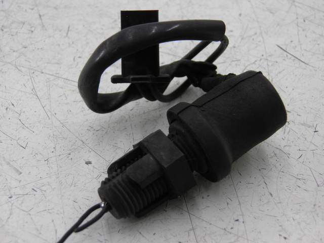 photo de INTERRUPTOR DE LUZ DE FREIO TRASEIRO YAMAHA XJR 1300 (1998 - 2002) - Zoom do estado de desgaste