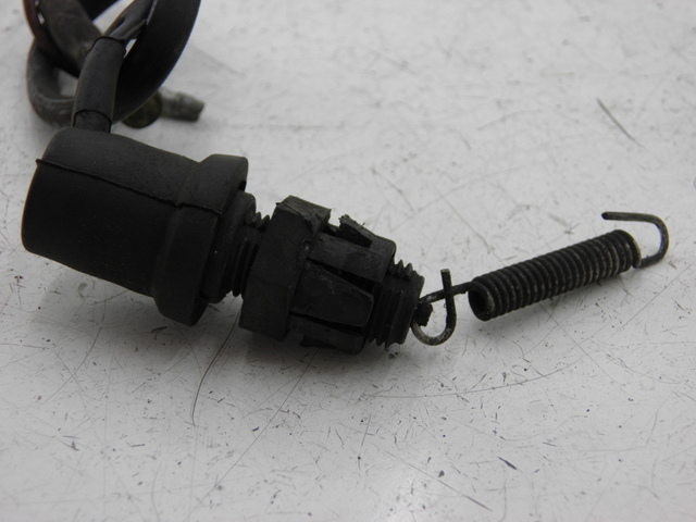 photo de INTERRUPTOR DE LUZ DE FREIO TRASEIRO YAMAHA YBR 125 (2004 - 2006) - Zoom do estado de desgaste