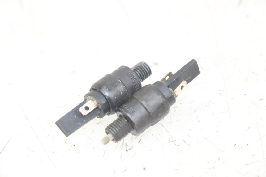 photo de INTERRUPTOR DE LUZ DE FREIO APRILIA ATLANTIC 125 (2003 - 2009) - Detalhe da peça