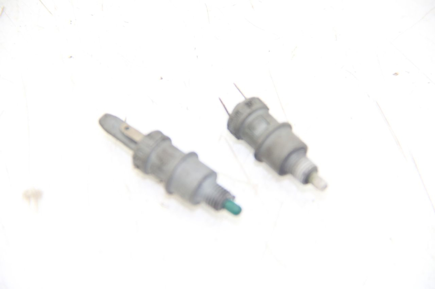 photo de INTERRUPTOR DE LUZ DE FREIO MBK BOOSTER SPIRIT 50 (1999 - 2003) - Vista principal