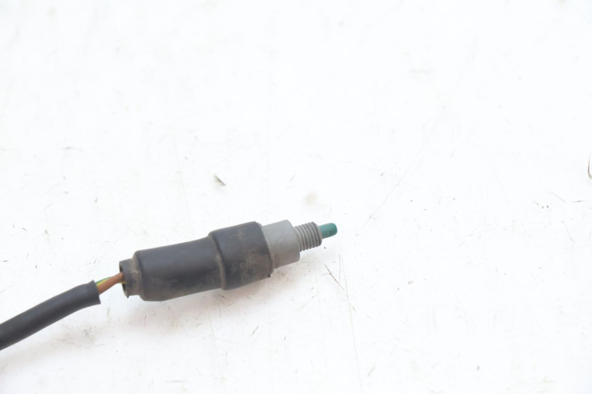 photo de INTERRUPTOR DE LUZ DE FREIO MBK BOOSTER SPIRIT 50 (2004 - 2017) - Zoom do estado de desgaste