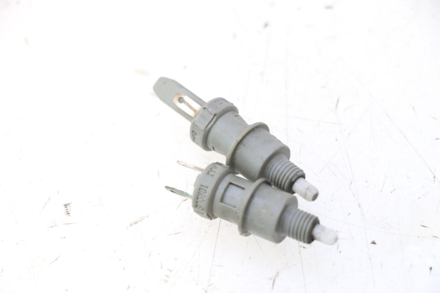 photo de INTERRUPTOR DE LUZ DE FREIO PEUGEOT CITYSTAR 2T 50 (2018 - 2021) - Detalhe da peça