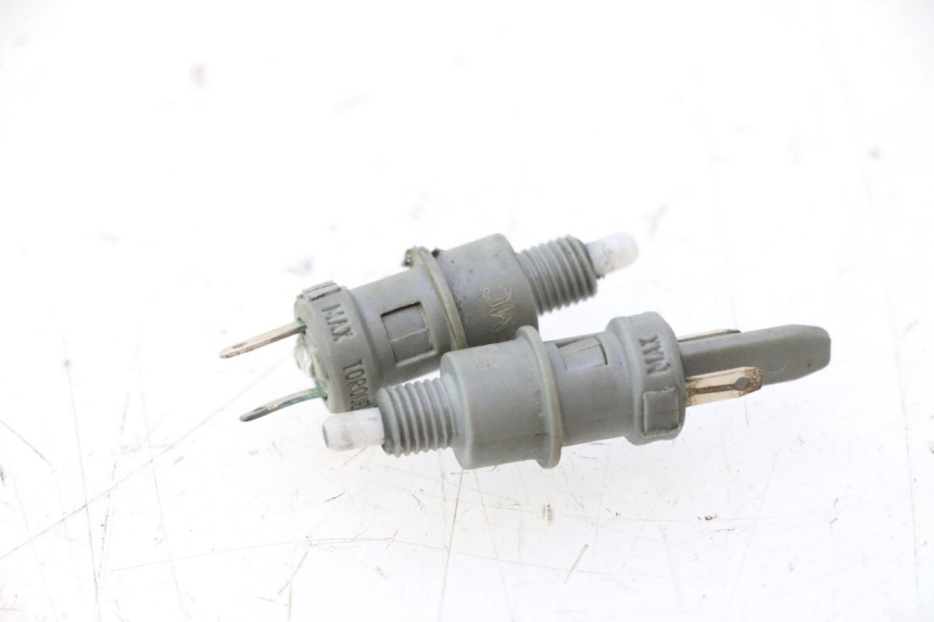 photo de INTERRUPTOR DE LUZ DE FREIO PEUGEOT CITYSTAR 2T 50 (2018 - 2021) - Zoom do estado de desgaste