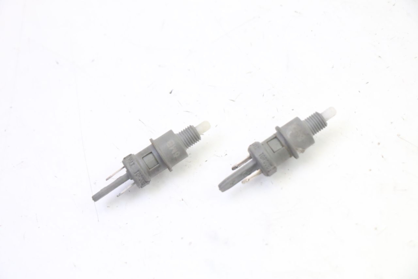 photo de INTERRUPTOR DE LUZ DE FREIO PEUGEOT CITYSTAR 50 (2013 - 2017) - Zoom do estado de desgaste