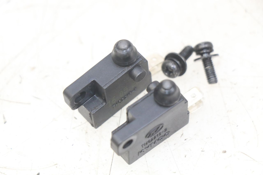 photo de INTERRUPTOR DE LUZ DE FREIO KYMCO DOWNTOWN ABS 125 (2015 - 2017) - Detalhe da peça