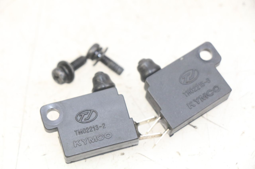 photo de INTERRUPTOR DE LUZ DE FREIO KYMCO DOWNTOWN ABS 125 (2015 - 2017) - Zoom do estado de desgaste