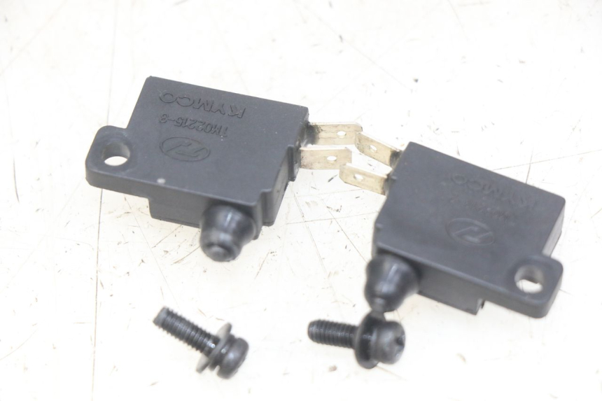 photo de INTERRUPTOR DE LUZ DE FREIO KYMCO DOWNTOWN ABS 125 (2015 - 2017) - Outro ângulo de visão
