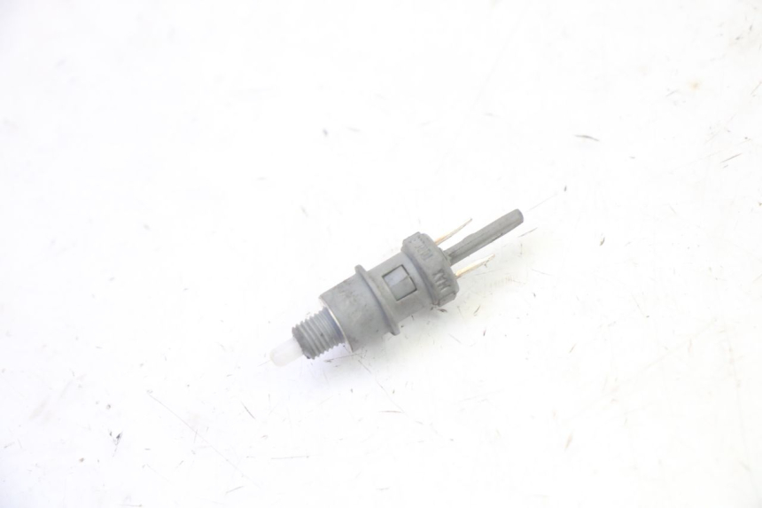 photo de INTERRUPTOR DE LUZ DE FREIO DIREITO QUADRO 4 4D 350 (2015 - 2018) - Vista principal