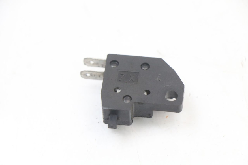 photo de INTERRUPTOR DE LUZ DE FREIO DIREITO DAELIM A-FOUR 2T 50 (2005 - 2012) - Detalhe da peça