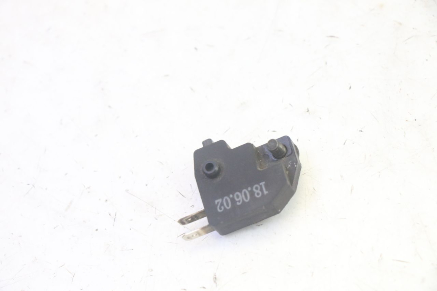 photo de INTERRUPTOR DE LUZ DE FREIO DIREITO KYMCO AGILITY 16+ 4T 50 (2018 - 2023) - Outro ângulo de visão