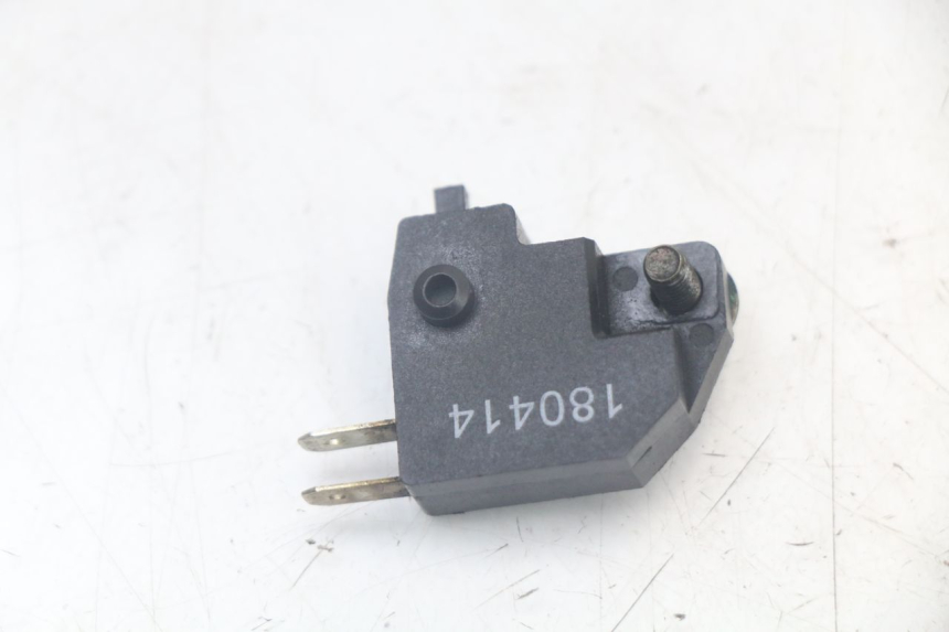 photo de INTERRUPTOR DE LUZ DE FREIO DIREITO KYMCO AGILITY 4T 50 (2018 - 2022) - Zoom do estado de desgaste