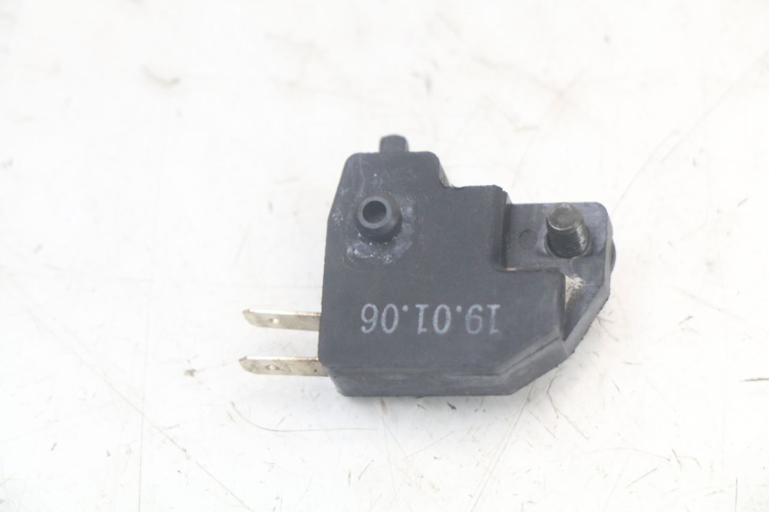 photo de INTERRUPTOR DE LUZ DE FREIO DIREITO KYMCO AGILITY 4T 50 (2018 - 2022) - Zoom do estado de desgaste