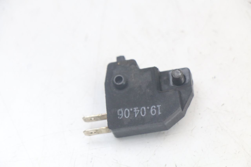 photo de INTERRUPTOR DE LUZ DE FREIO DIREITO KYMCO AGILITY 4T 50 (2018 - 2022) - Zoom do estado de desgaste