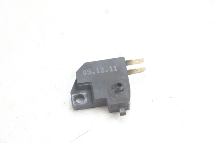 photo de INTERRUPTOR DE LUZ DE FREIO DIREITO KYMCO AGILITY 4T 50 (2005 - 2018) - Outro ângulo de visão