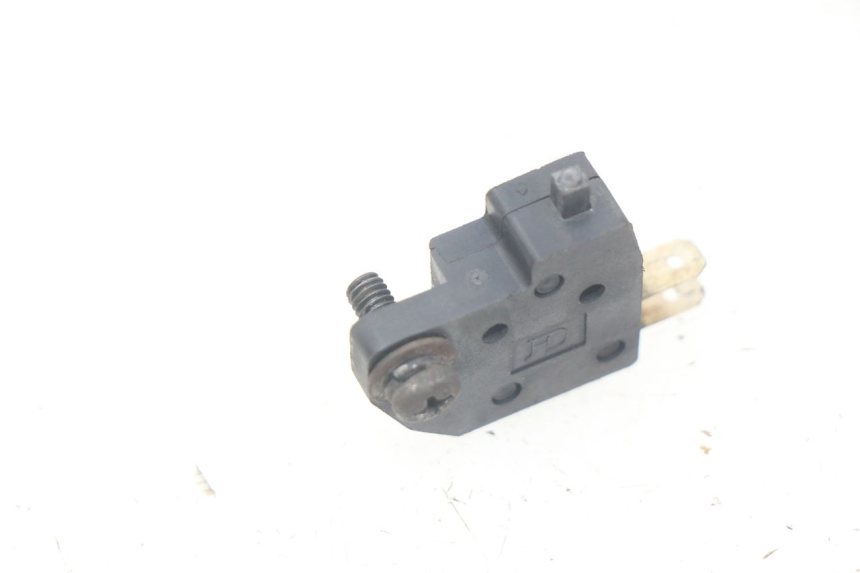 photo de INTERRUPTOR DE LUZ DE FREIO DIREITO KYMCO AGILITY RS 2T 50 (2009 - 2013) - Zoom do estado de desgaste