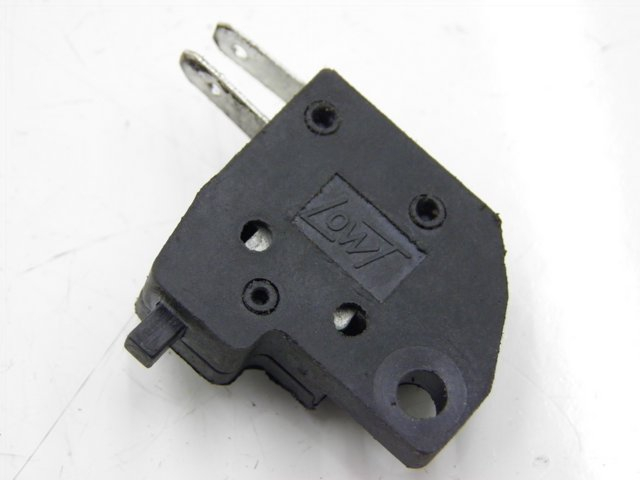 photo de INTERRUPTOR DE LUZ DE FREIO DIREITO BAOTIAN BT COLLECTOR 50 (2005 - 2013) - Detalhe da peça