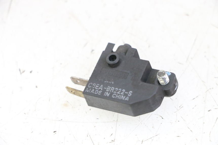 photo de INTERRUPTOR DE LUZ DE FREIO DIREITO SUZUKI BURGMAN 125 (2015 - 2017) - Vista principal