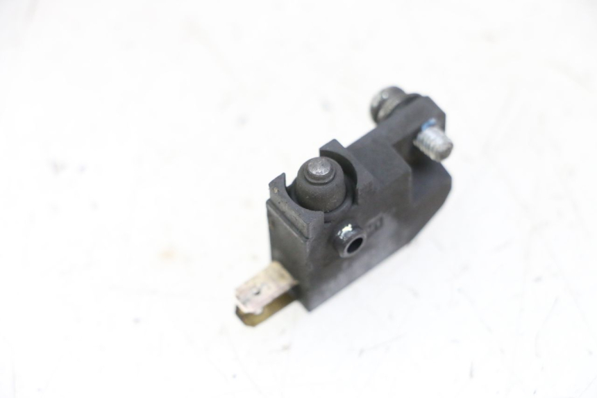 photo de INTERRUPTOR DE LUZ DE FREIO DIREITO SUZUKI BURGMAN 125 (2015 - 2017) - Zoom do estado de desgaste