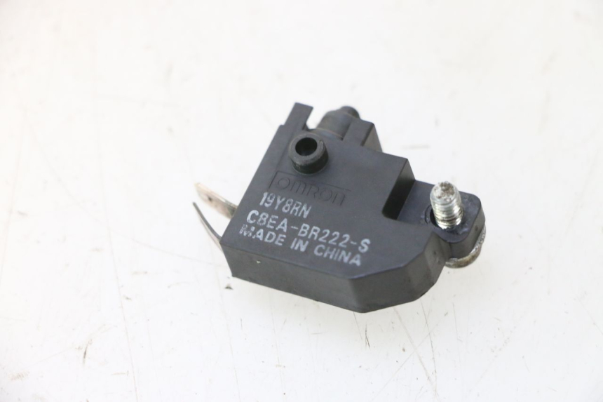 photo de INTERRUPTOR DE LUZ DE FREIO DIREITO SUZUKI BURGMAN 125 (2007 - 2014) - Zoom do estado de desgaste