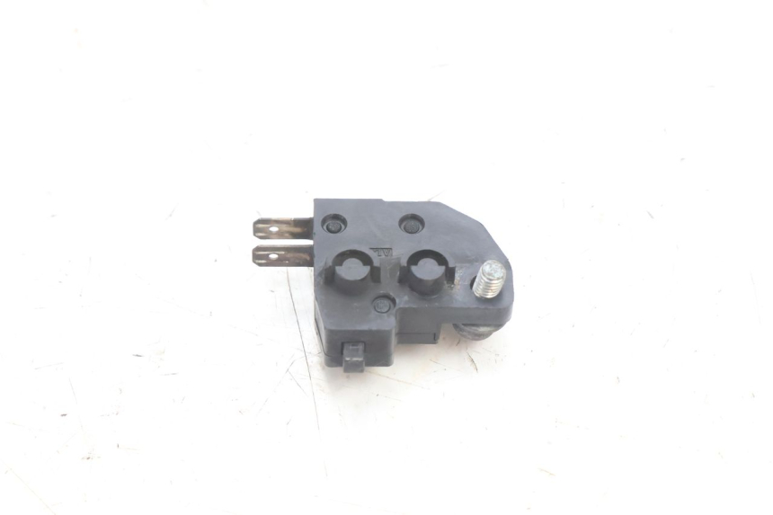 photo de INTERRUPTOR DE LUZ DE FREIO DIREITO SUZUKI BURGMAN 125 (2007 - 2014) - Outro ângulo de visão