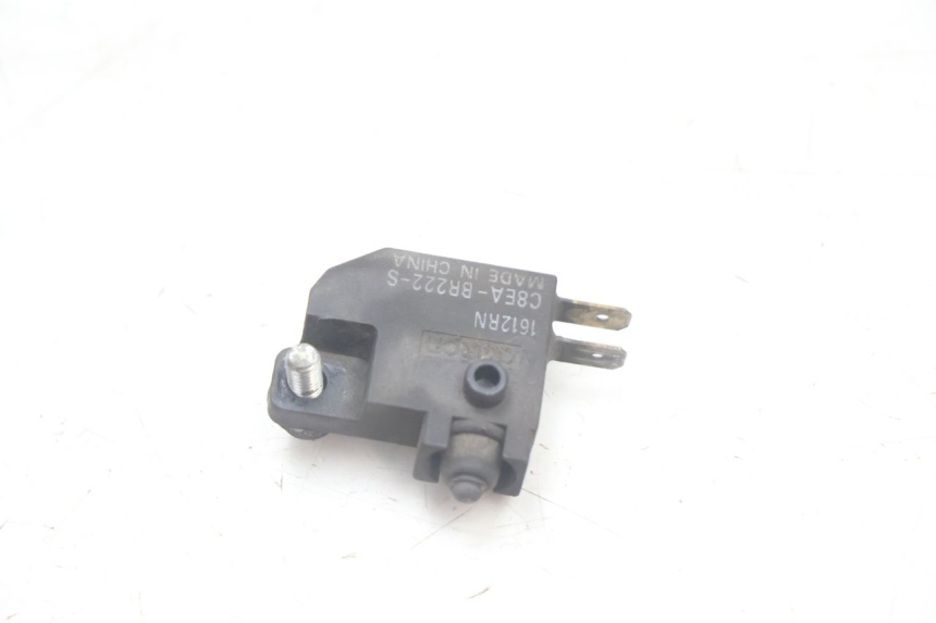 photo de INTERRUPTOR DE LUZ DE FREIO DIREITO SUZUKI BURGMAN EXECUTIVE ABS 650 (2006 - 2012) - Outro ângulo de visão