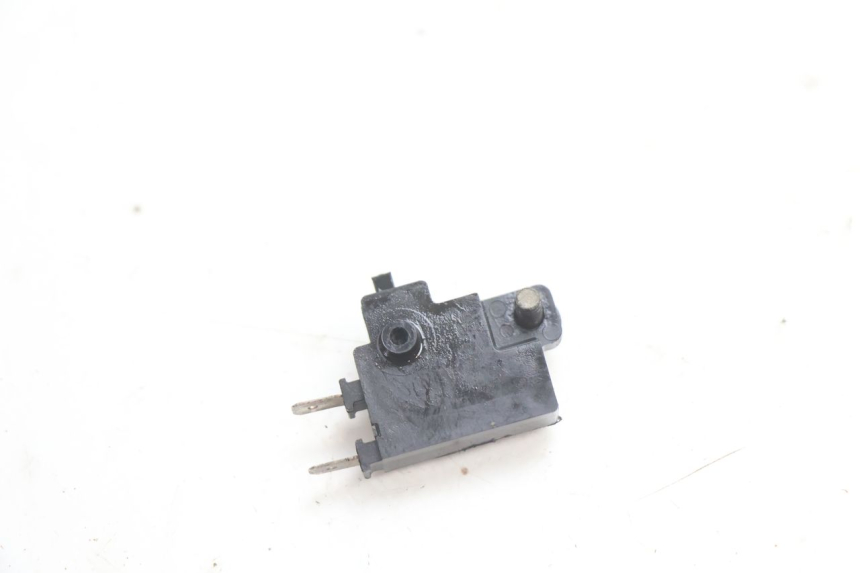 photo de CONTATO DE LUZ DE FREIO DIREITA HONDA CB F HORNET 600 (2005 - 2006) - Zoom do estado de desgaste