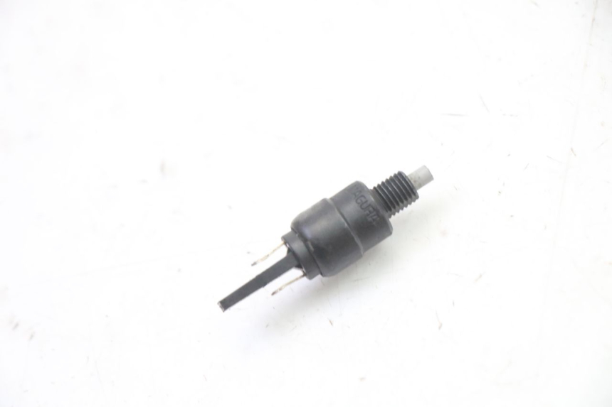 photo de INTERRUPTOR DE LUZ DE FREIO DIREITO APRILIA CLASSIC 125 (1995 - 2001) - Zoom do estado de desgaste