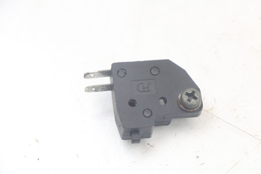 photo de INTERRUPTOR DE LUZ DE FREIO DIREITO SYM CROX 4T 50 (2016 - 2023) - Detalhe da peça