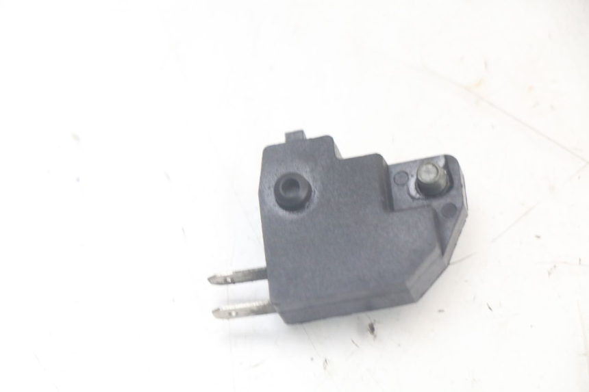 photo de INTERRUPTOR DE LUZ DE FREIO DIREITO SYM CROX 4T 50 (2016 - 2023) - Zoom do estado de desgaste