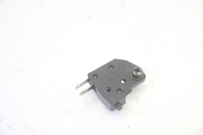 photo de INTERRUPTOR DE LUZ DE FREIO DIREITO SYM CROX 4T 50 (2016 - 2023) - Detalhe da peça