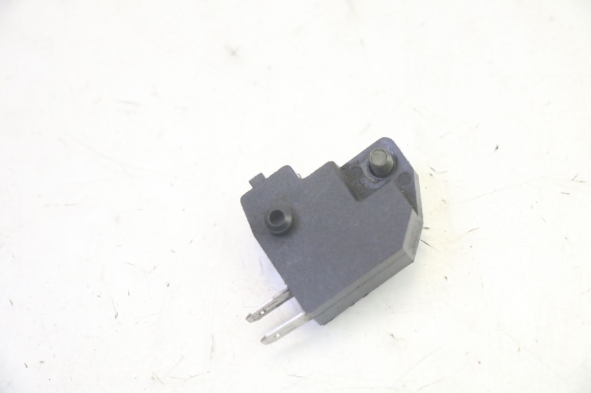 photo de INTERRUPTOR DE LUZ DE FREIO DIREITO SYM CROX 4T 50 (2016 - 2023) - Zoom do estado de desgaste