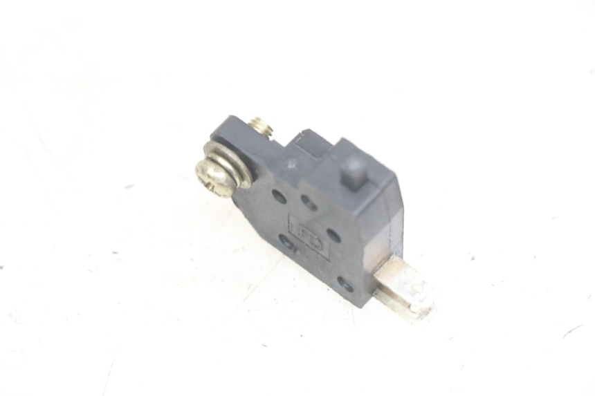 photo de INTERRUPTOR DE LUZ DE FREIO DIREITO PEUGEOT DJANGO 4T 50 (2014 - 2019) - Zoom do estado de desgaste