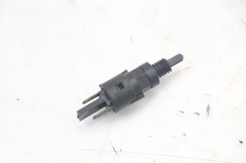 photo de INTERRUPTOR DE LUZ DE FREIO DIREITO PEUGEOT E-VIVACITY 1 (2012 - 2018) - Zoom do estado de desgaste