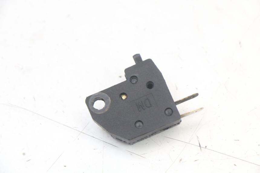 photo de INTERRUPTOR DE LUZ DE FREIO DIREITO EBROH BRAVO GLE 1 (2020 - 2024) - Zoom do estado de desgaste
