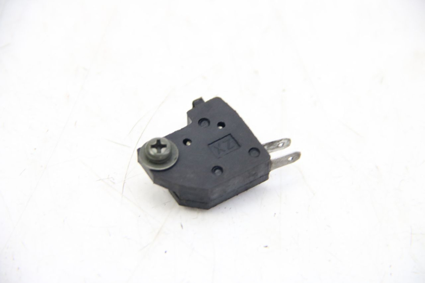photo de INTERRUPTOR DE LUZ DE FREIO DIREITO SYM FIDDLE 2 125 (2010 - 2013) - Detalhe da peça