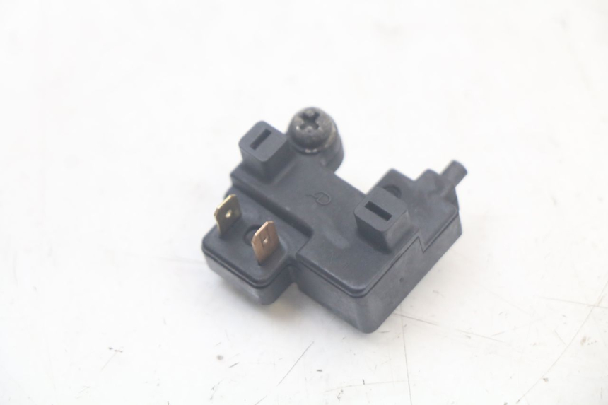 photo de INTERRUPTOR DE LUZ DE FREIO DIREITO YAMAHA FJR ABS 1300 (2006 - 2012) - Detalhe da peça
