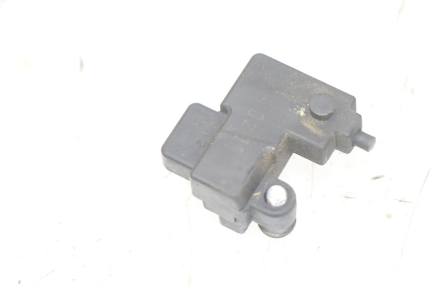 photo de INTERRUPTOR DE LUZ DE FREIO DIREITO YAMAHA FJR ABS 1300 (2006 - 2012) - Detalhe da peça
