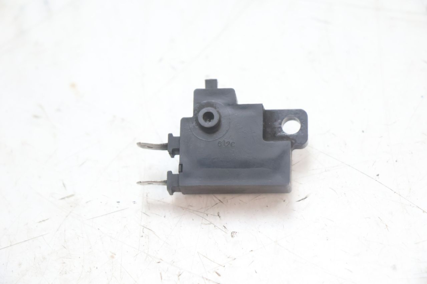 photo de INTERRUPTOR DE LUZ DE FREIO DIREITO HONDA FJS SILVER WING SILVERWING 400 (2005 - 2008) - Zoom do estado de desgaste